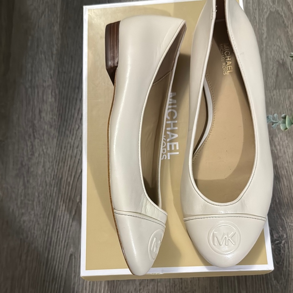 Michael Kors Women's Cream Flats - Picture 4 of 5